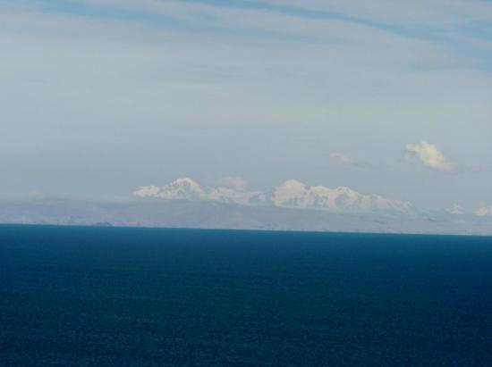 Llachon - Sommets boliviens émergeant du Titicaca