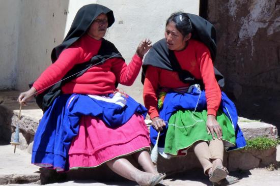 Taquile - Femmes en tenue traditionnelle