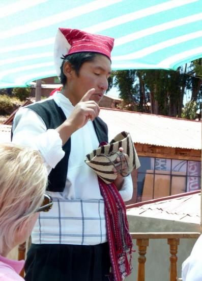 Taquile - Davide présentant l'habit traditionnel
