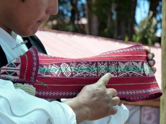 Taquile - Davide présentant l'habit traditionnel