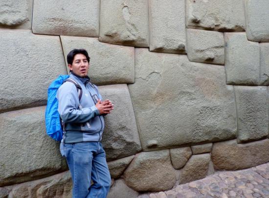Cusco - Percy devant la Pierre aux 12 angles