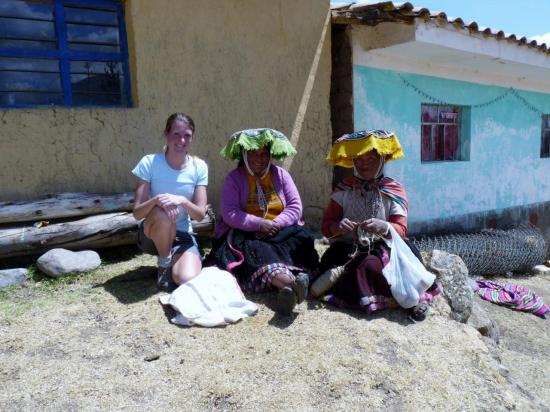 Trek Vilcanota - Laëtitia avec des femmes en tenue tradtionnelle